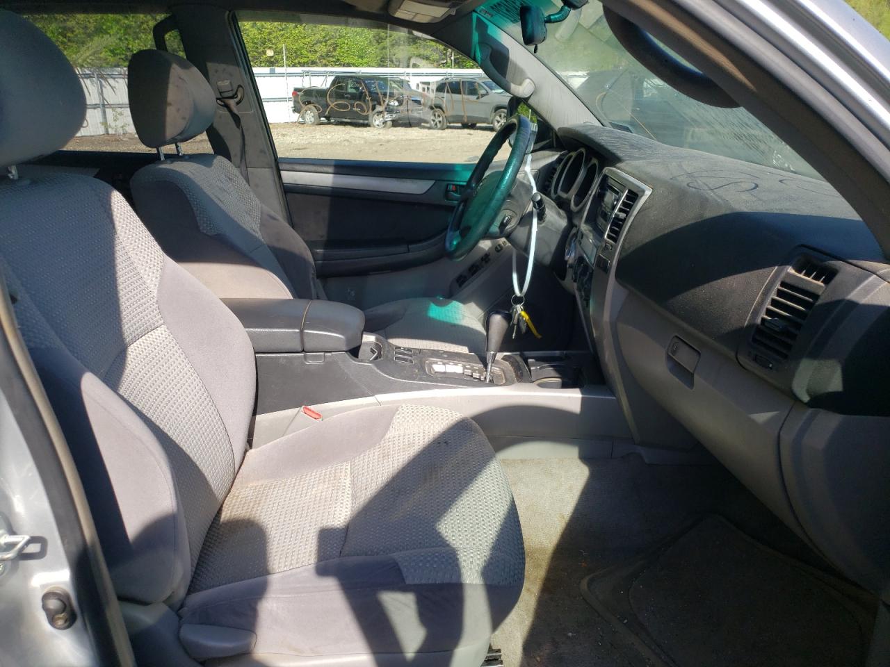 Photo 5 from auction – 2005 TOYOTA 4RUNNER SR with VIN JTEBU14R458042400
