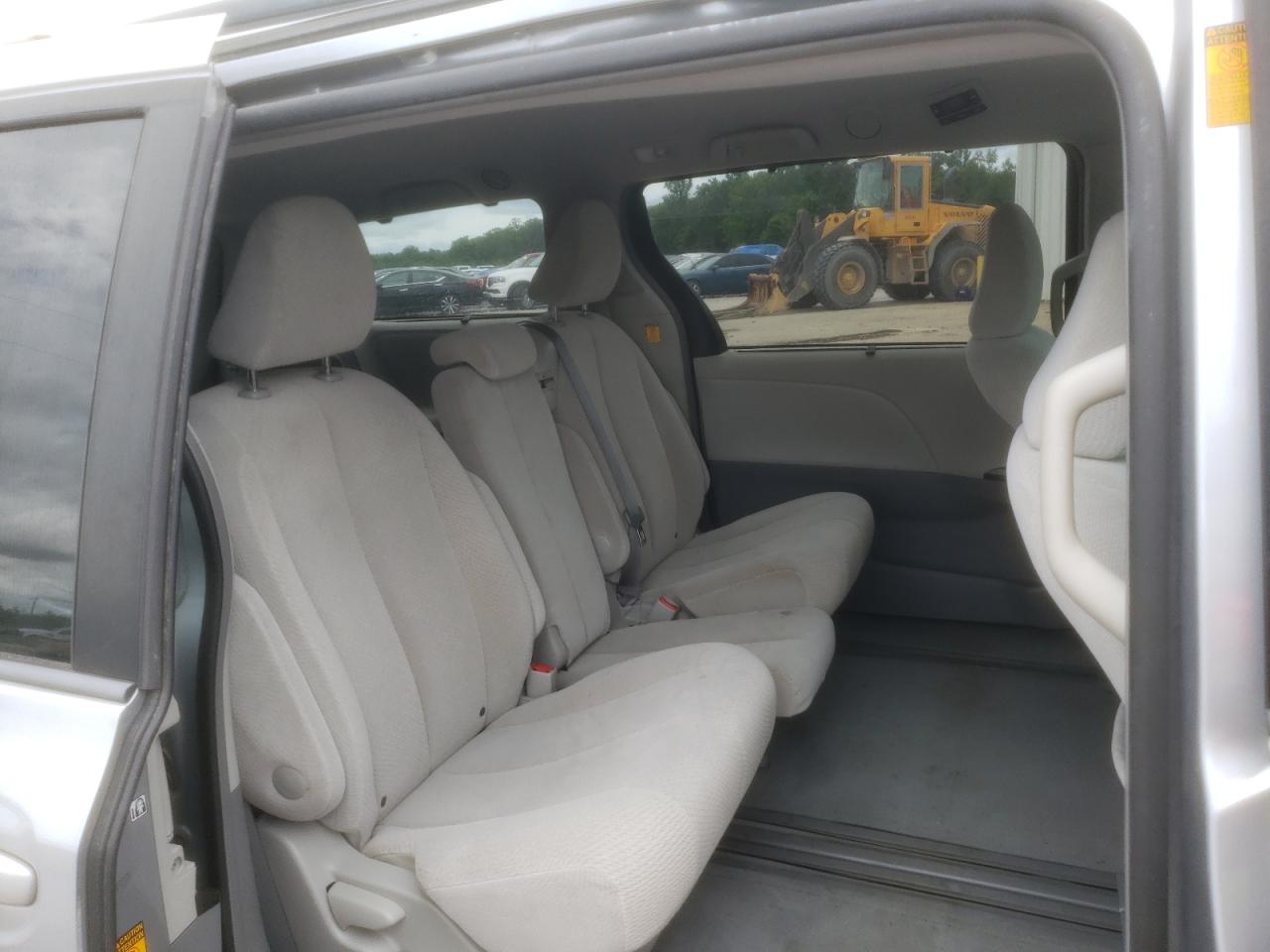 Photo 6 from auction – 2013 TOYOTA SIENNA LE with VIN 5TDKK3DC7DS353752