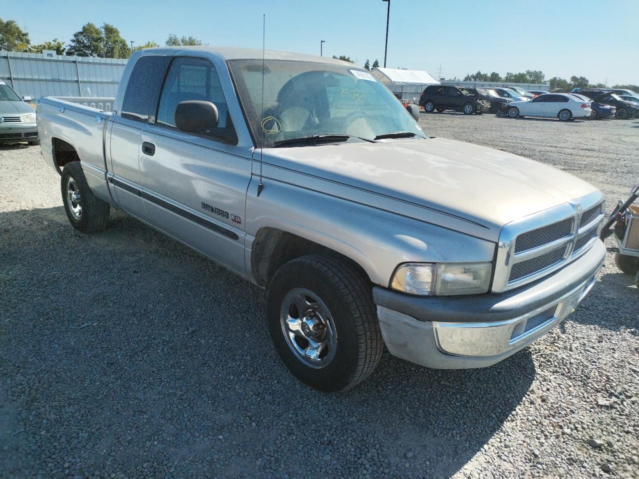 DODGE RAM 1500 2000 with VIN 1B7HC13Y4YJ189145 - Photo from auction
