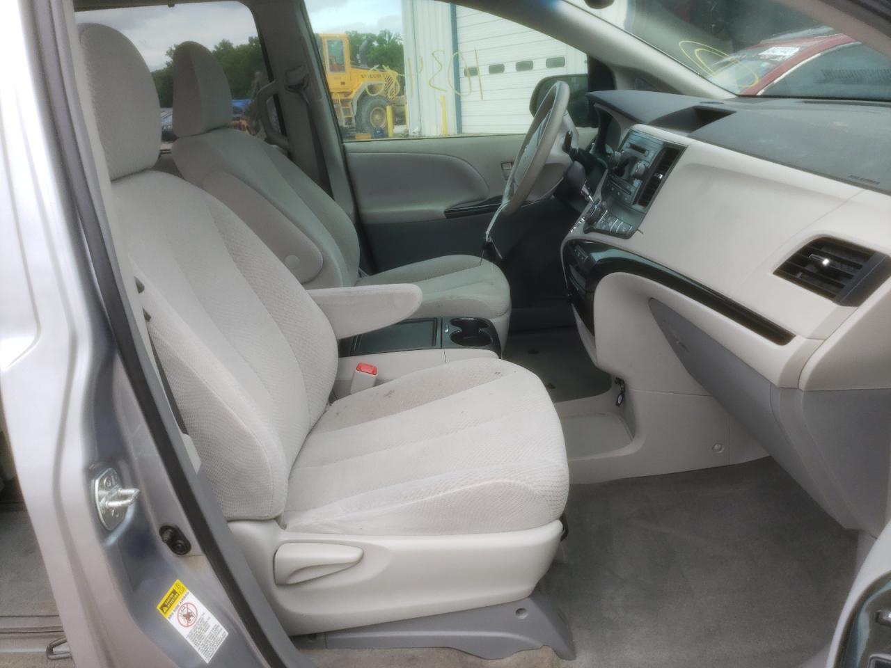 Photo 5 from auction – 2013 TOYOTA SIENNA LE with VIN 5TDKK3DC7DS353752