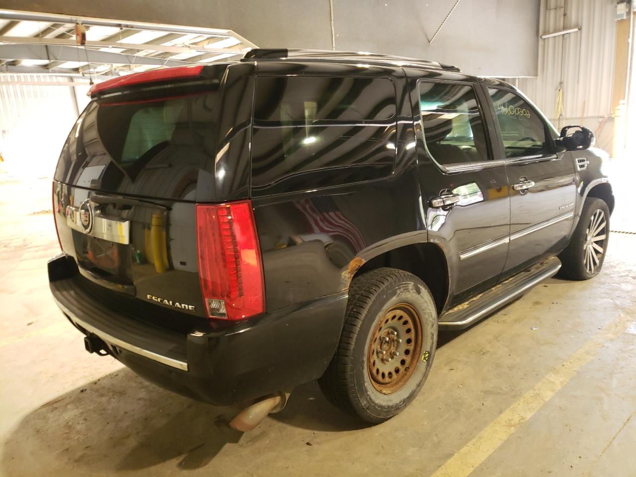 Photo 4 from auction – 2011 CADILLAC ESCALADE L with VIN 1GYS4BEF1BR101031