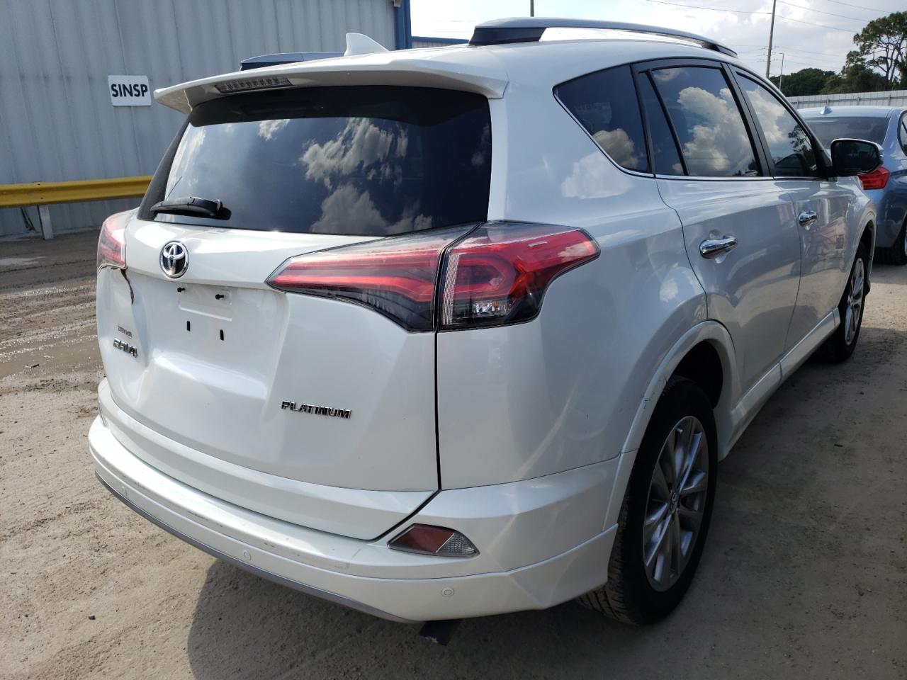 Photo 4 from auction – 2017 TOYOTA RAV4 LIMIT with VIN 2T3YFREV4HW380106