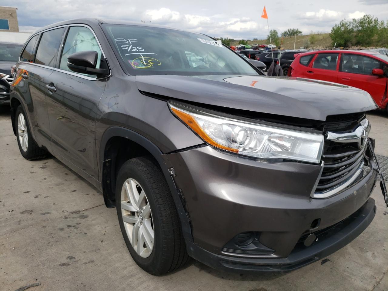 TOYOTA HIGHLANDER 2016 with VIN 5TDBKRFH1GS273928 - Photo from auction