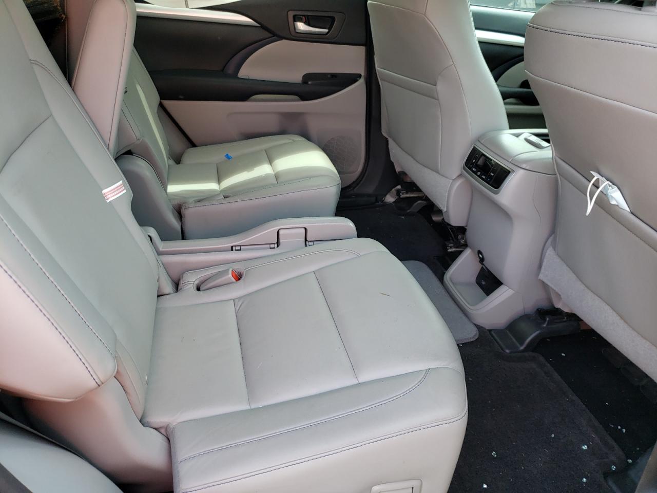 Photo 6 from auction – 2016 TOYOTA HIGHLANDER with VIN 5TDKKRFH0GS176705
