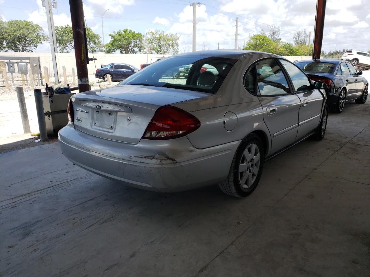 Foto 4 de la subasta – 2006 FORD TAURUS SE con VIN 1FAFP53U26A128685