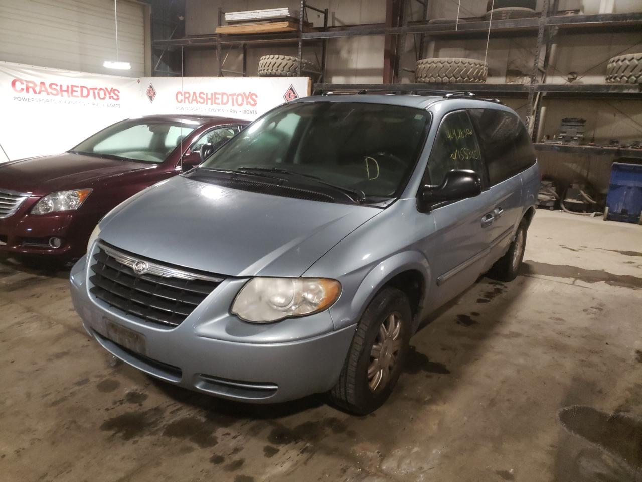 Photo 2 from auction – 2005 CHRYSLER TOWN & COU with VIN 2C4GP54L65R314079