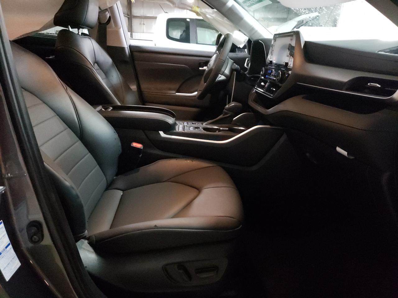 Photo 5 from auction – 2022 TOYOTA HIGHLANDER with VIN 5TDGZRBH3NS575869