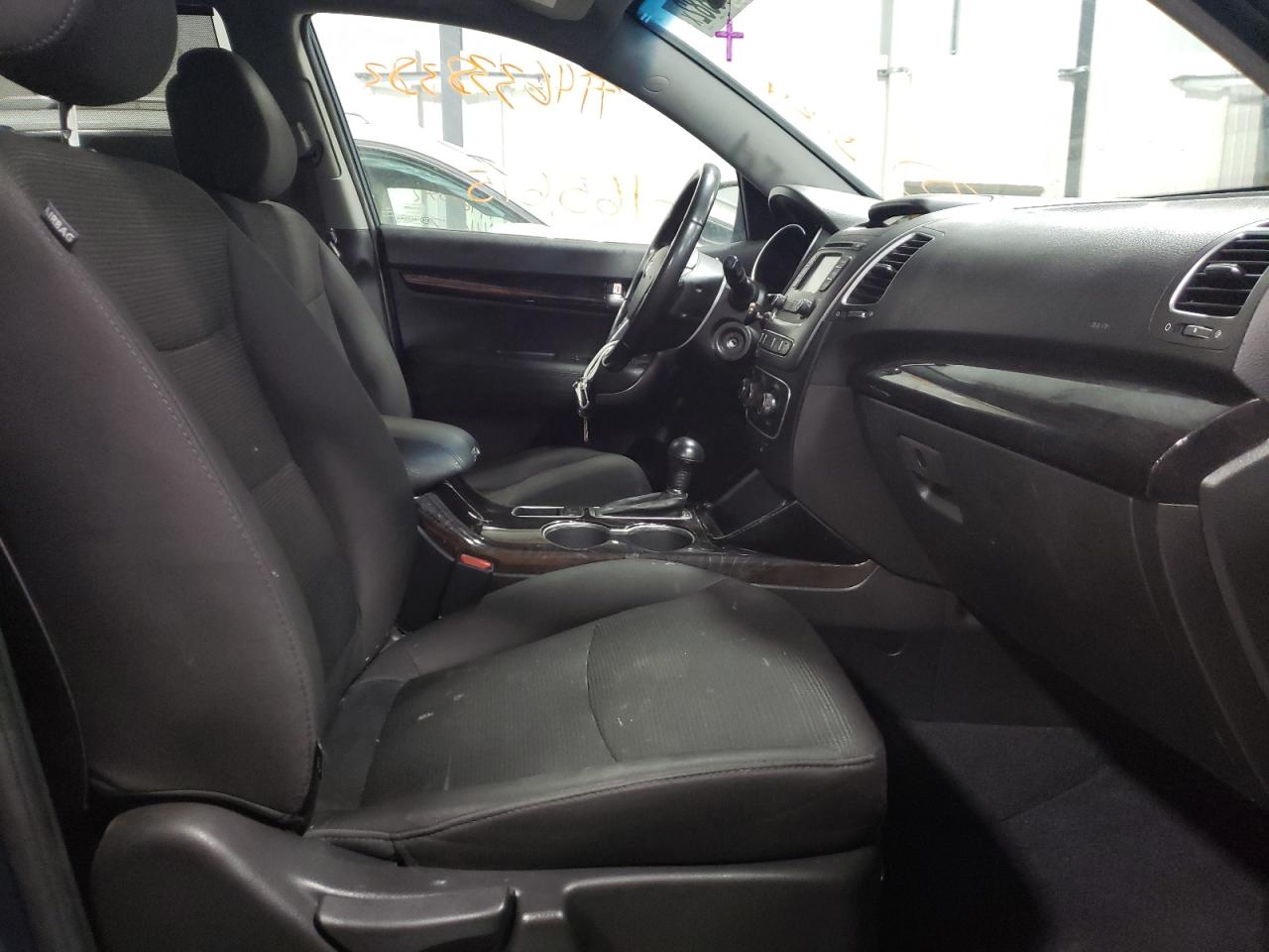 Photo 5 from auction – 2014 KIA SORENTO LX with VIN 5XYKTDA63EG517630