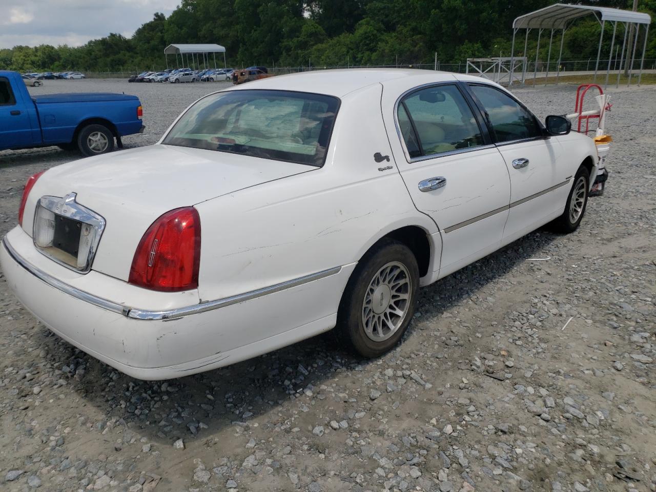Photo 15 from auction – 2000 LINCOLN TOWN CAR S with VIN 1LNHM82W0YY820644