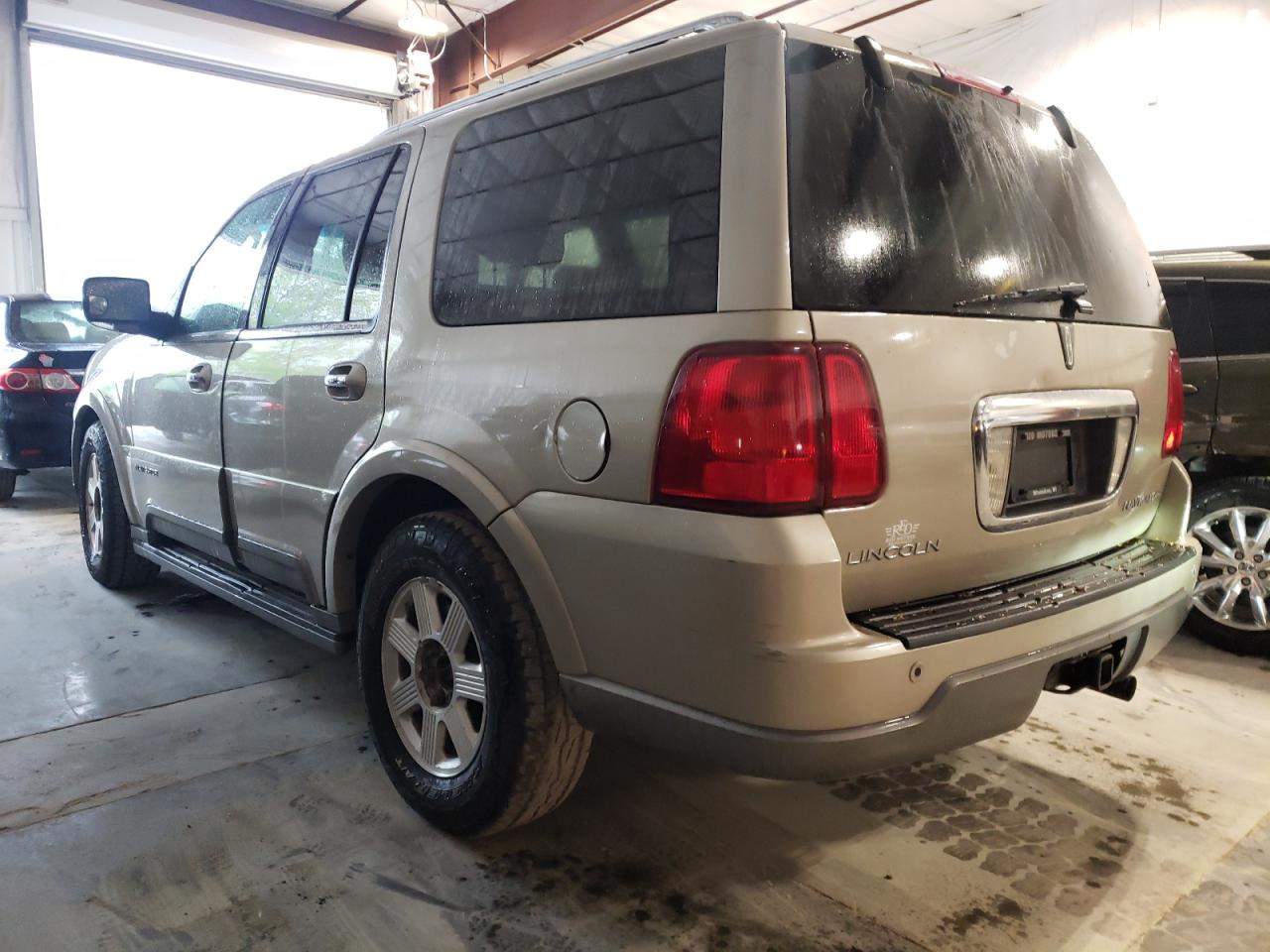Photo 3 from auction – 2004 LINCOLN NAVIGATOR with VIN 5LMFU28RX4LJ11245