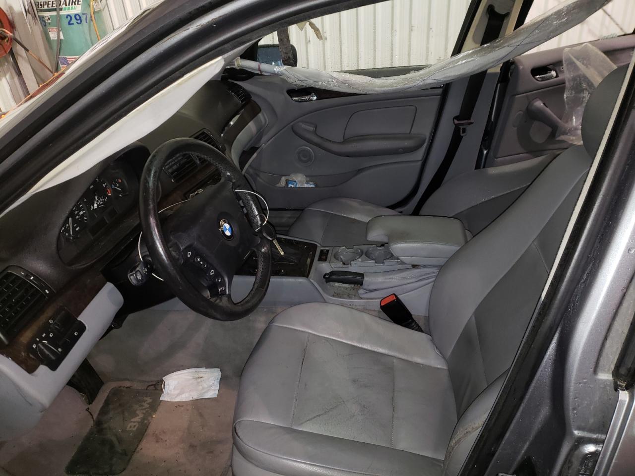 Photo 5 from auction – 2004 BMW 325 I with VIN WBAET37404NJ43396