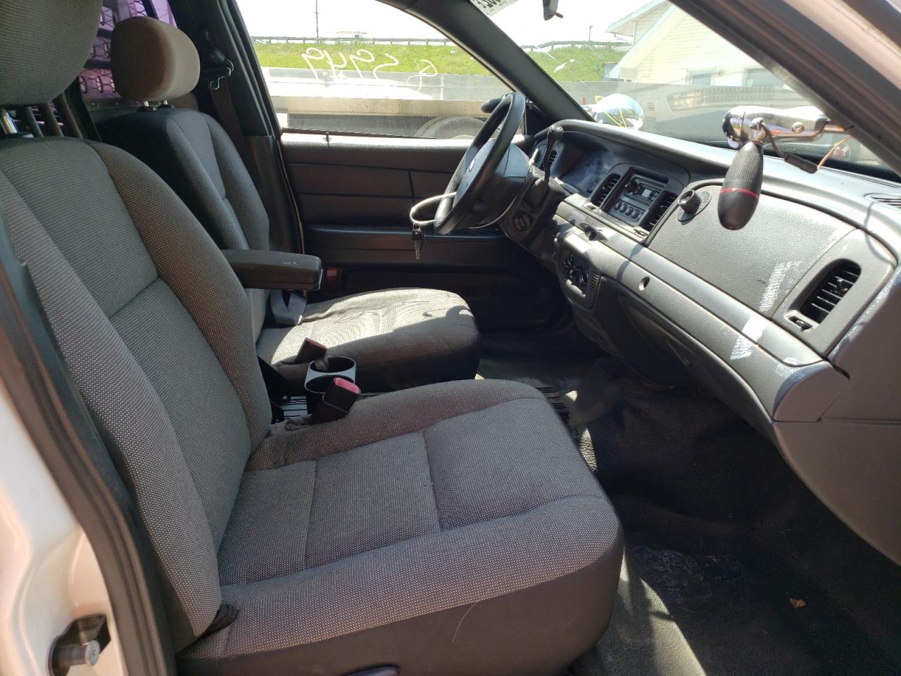 Photo 5 from auction – 2011 FORD CROWN VICT with VIN 2FABP7BV7BX172901