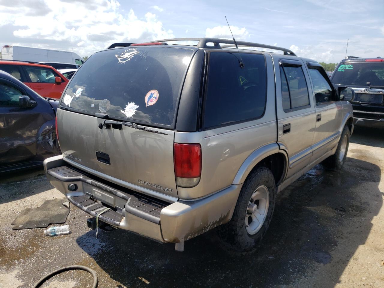 Photo 16 from auction – 2001 CHEVROLET BLAZER with VIN 1GNCS13W012195916