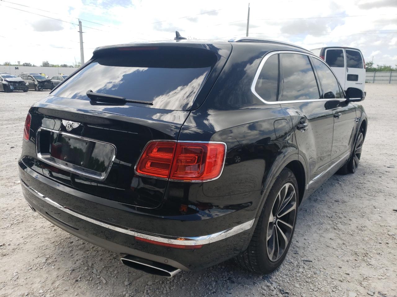 Photo 4 from auction – 2017 BENTLEY BENTAYGA with VIN SJAAC2ZV3HC013908