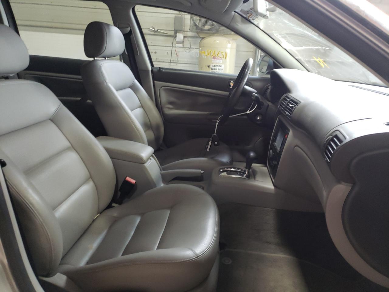 Photo 5 from auction – 2005 VOLKSWAGEN PASSAT GLS with VIN WVWDD63B05E120400