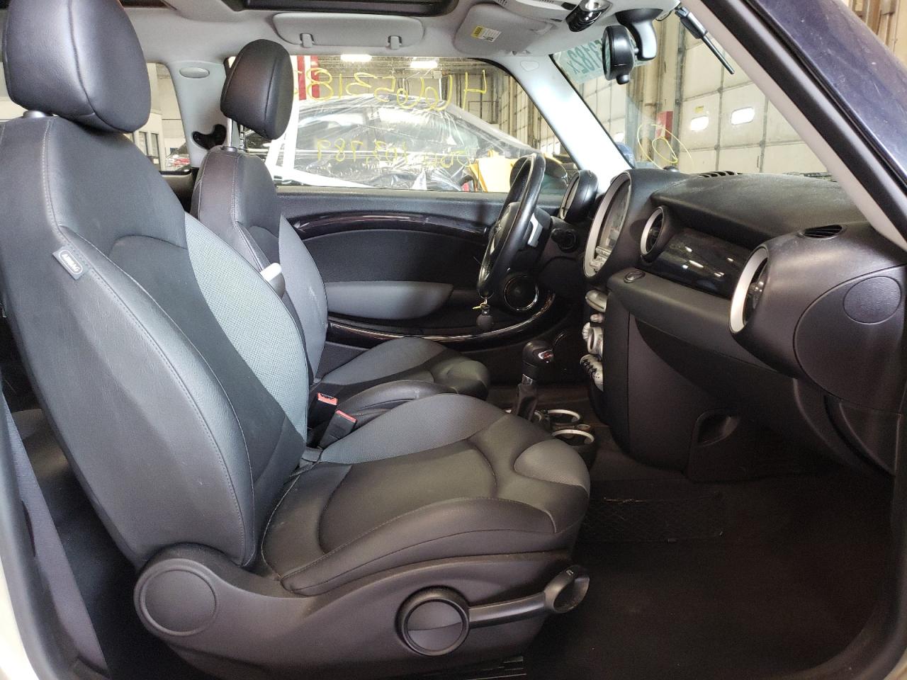 Photo 5 from auction – 2010 MINI COOPER S with VIN WMWMF7C56ATZ71176