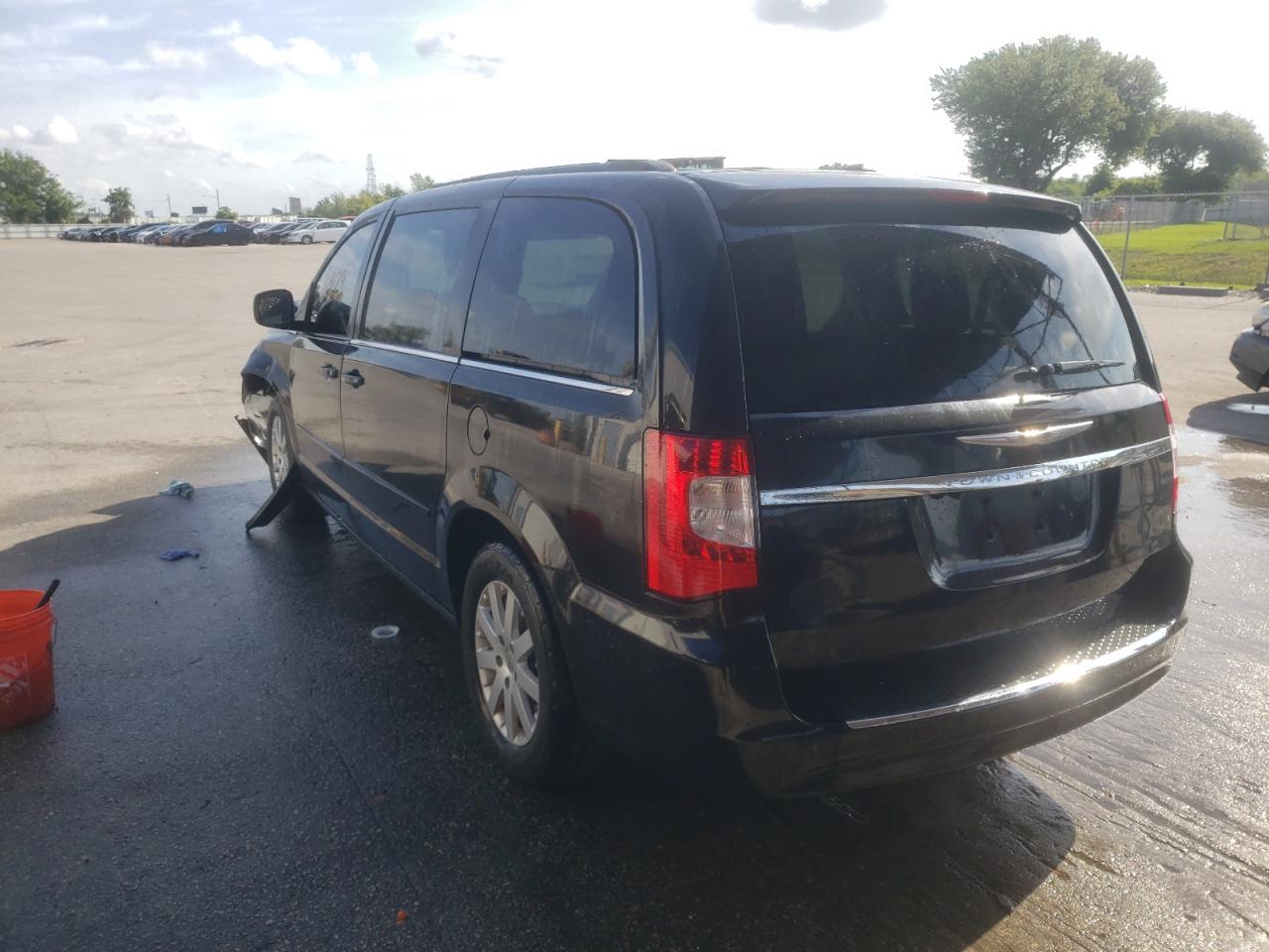 Photo 3 from auction – 2016 CHRYSLER TOWN & COU with VIN 2C4RC1AG2GR231921