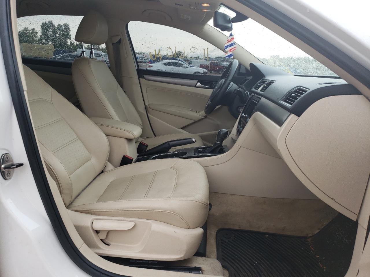 Photo 5 from auction – 2014 VOLKSWAGEN PASSAT SE with VIN 1VWBS7A31EC038974