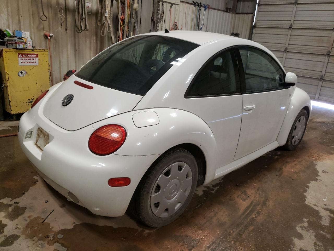 Photo 4 from auction – 2000 VOLKSWAGEN NEW BEETLE with VIN 3VWCC21C2YM459142