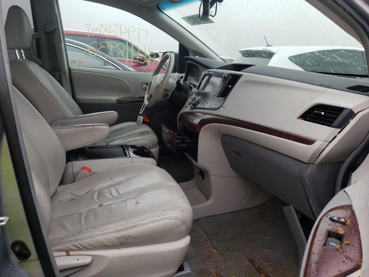 Photo 5 from auction – 2011 TOYOTA SIENNA XLE with VIN 5TDYK3DC8BS010584