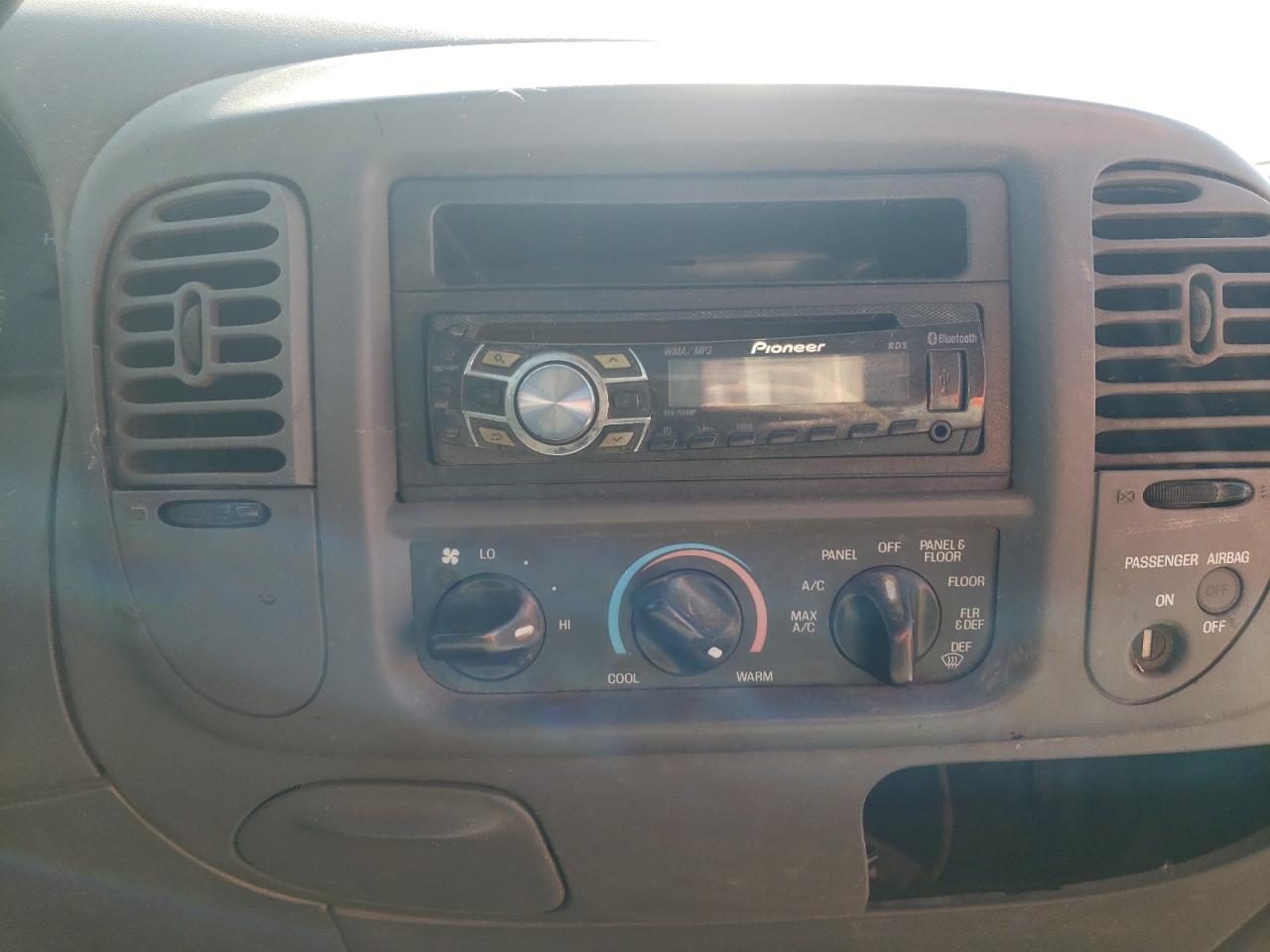 Photo 9 from auction – 2000 FORD F150 with VIN 1FTRX17L5YKB11300