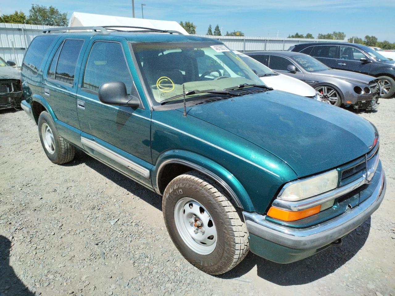 Photo 1 from auction – 1998 CHEVROLET BLAZER with VIN 1GNDT13W1W2177028
