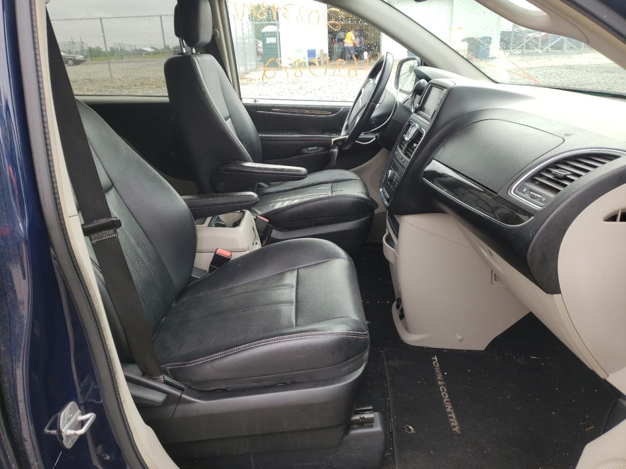 Photo 5 from auction – 2013 CHRYSLER TOWN & COU with VIN 2C4RC1BG4DR555527