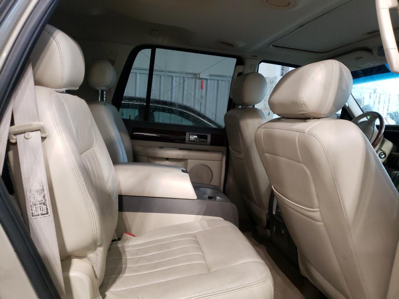 Photo 6 from auction – 2004 LINCOLN NAVIGATOR with VIN 5LMFU28RX4LJ11245