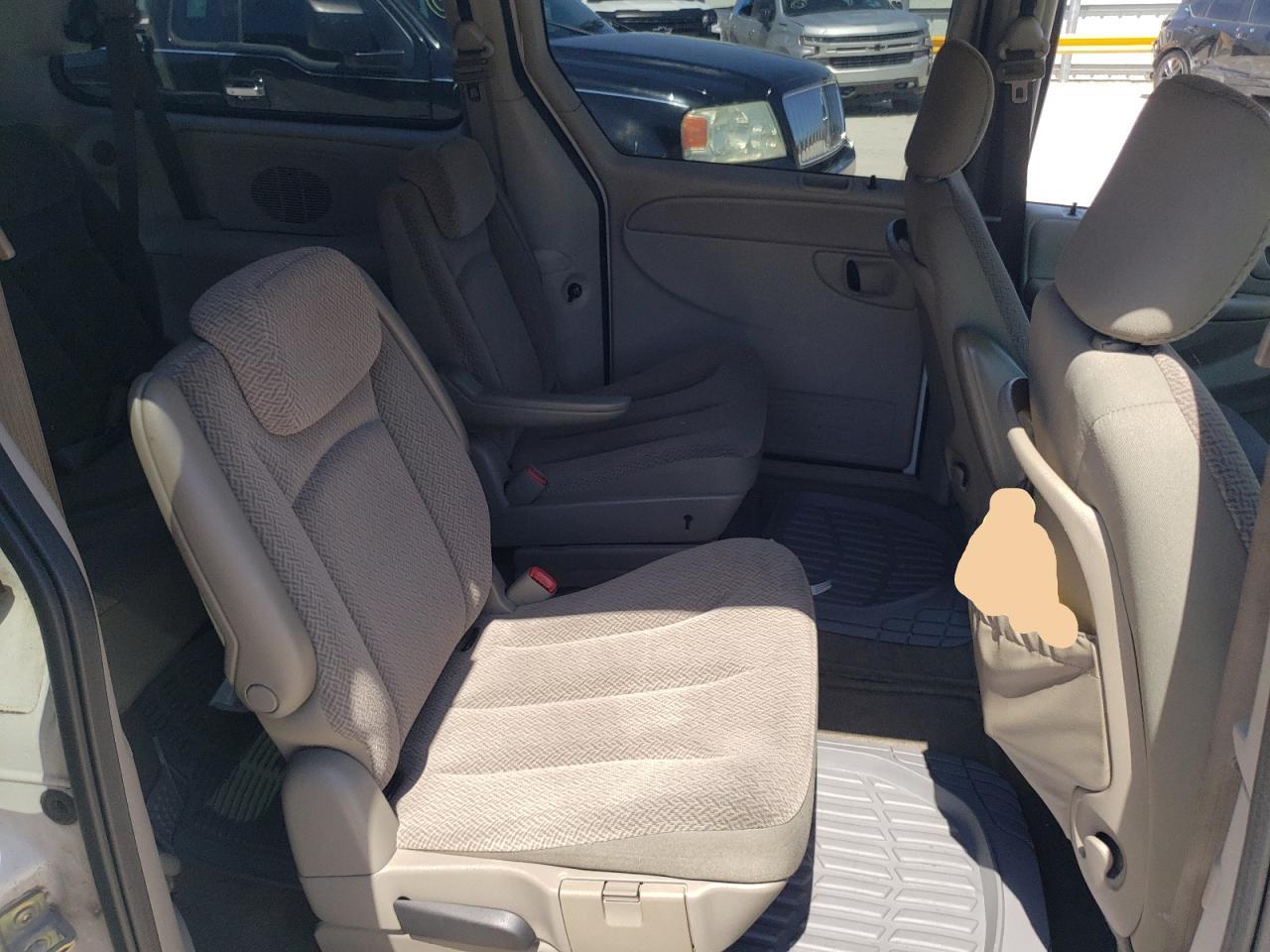 Photo 6 from auction – 2006 CHRYSLER TOWN & COU with VIN 2A4GP54L26R910107