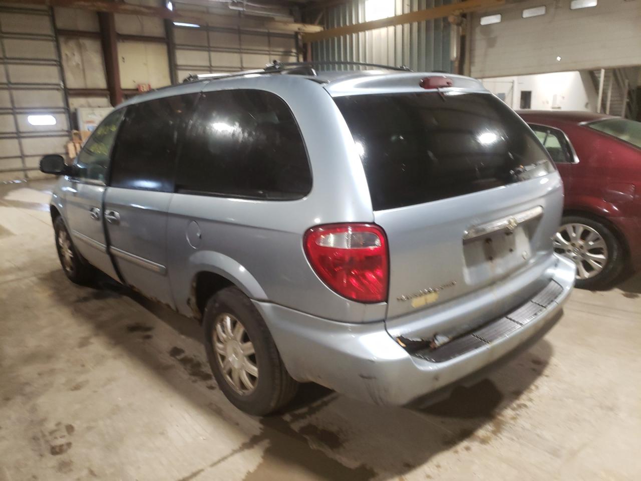 Photo 3 from auction – 2005 CHRYSLER TOWN & COU with VIN 2C4GP54L65R314079