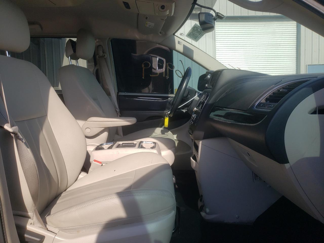 Photo 5 from auction – 2016 CHRYSLER TOWN & COU with VIN 2C4RC1AG2GR231921