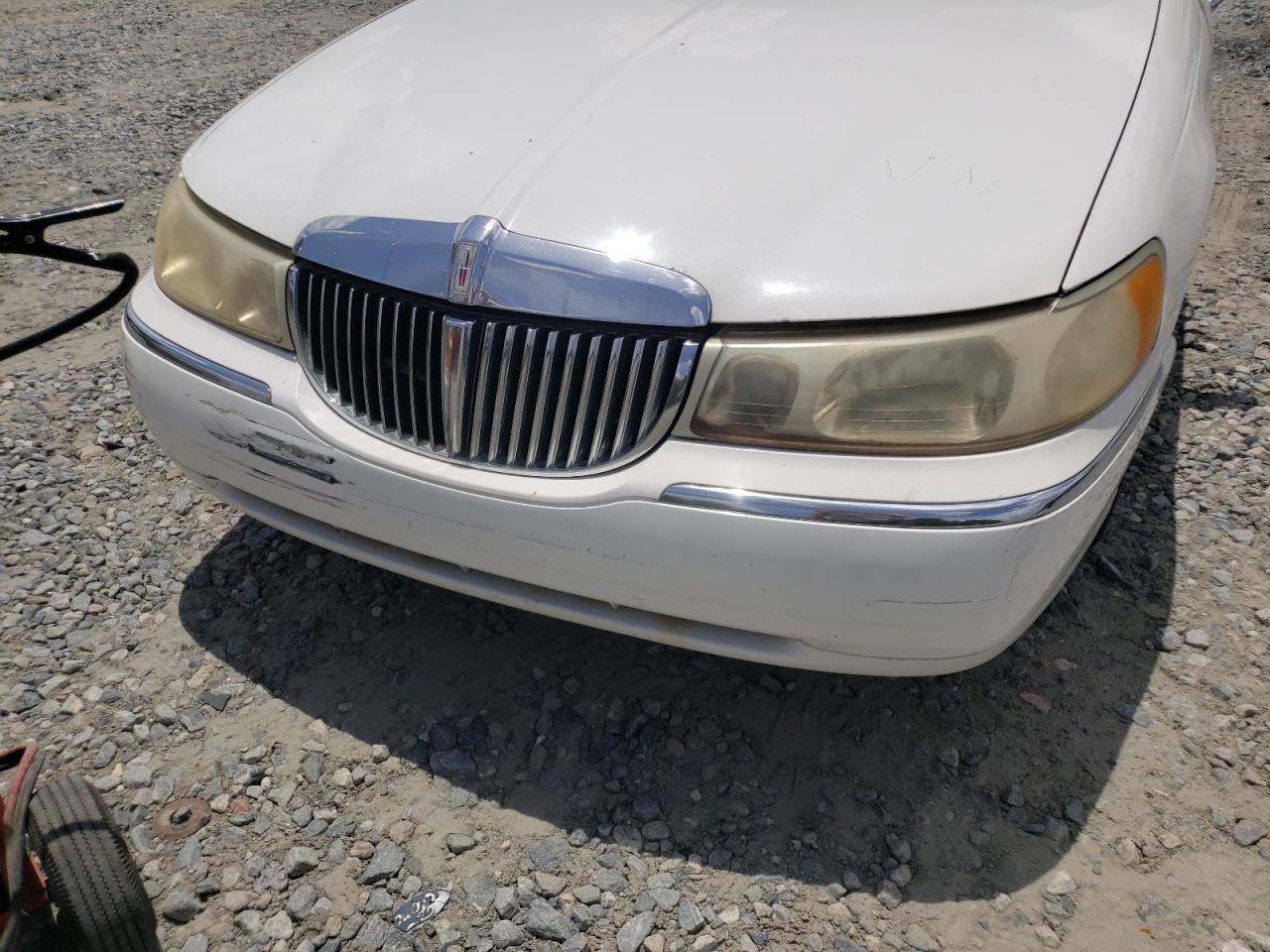 Photo 18 from auction – 2000 LINCOLN TOWN CAR S with VIN 1LNHM82W0YY820644