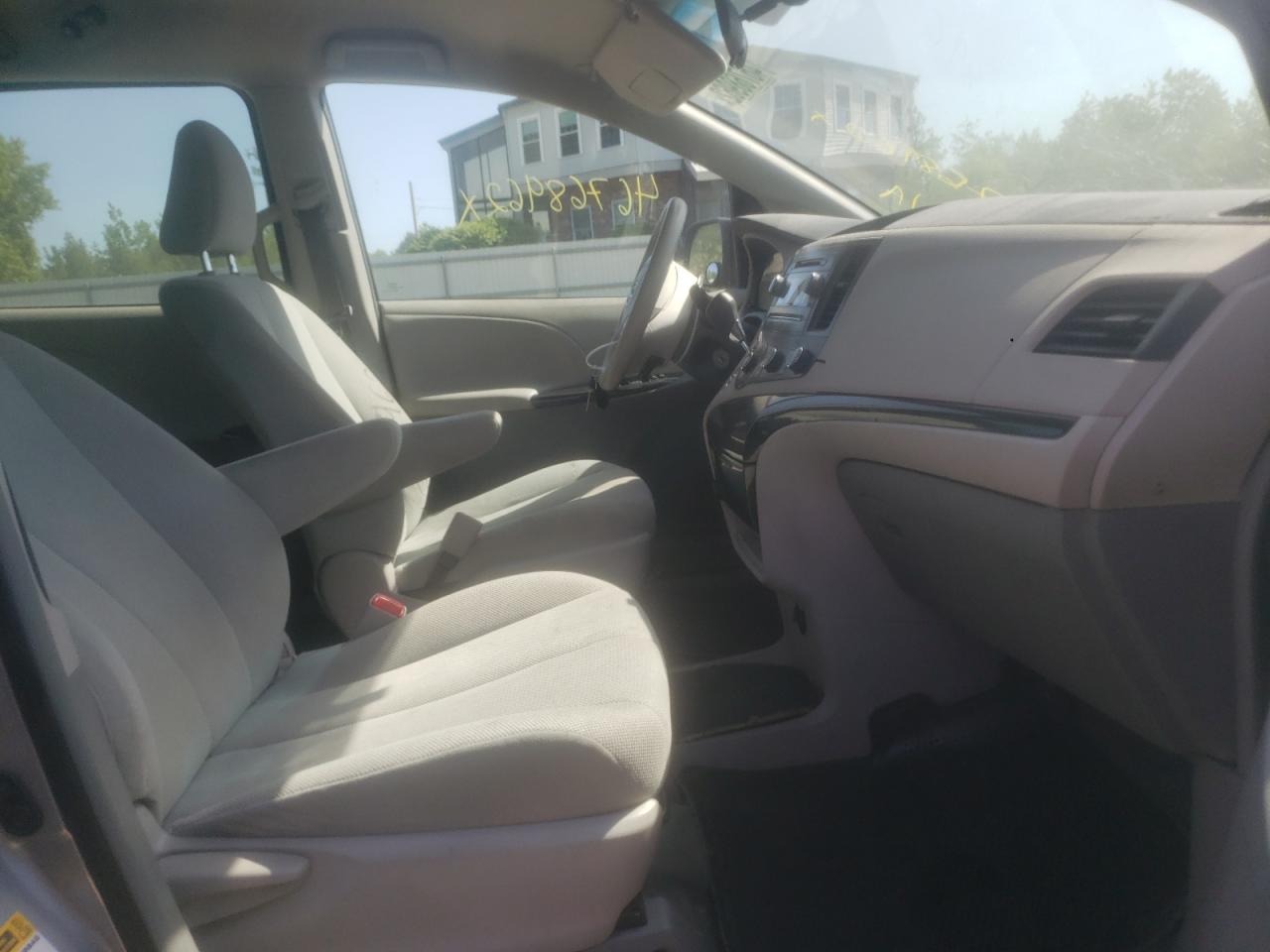 Photo 5 from auction – 2012 TOYOTA SIENNA with VIN 5TDKA3DC0CS011593
