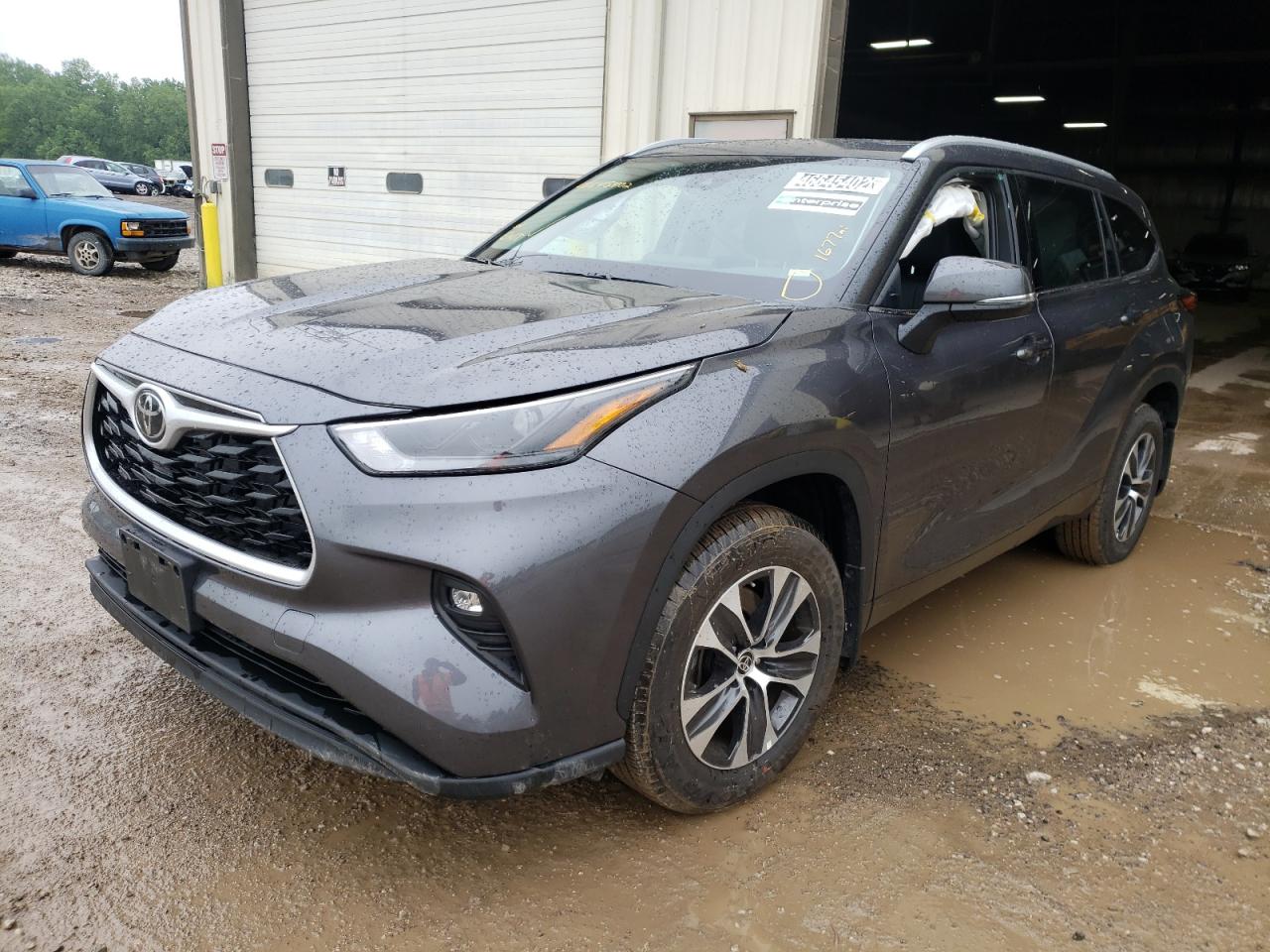 Photo 2 from auction – 2022 TOYOTA HIGHLANDER with VIN 5TDGZRBH3NS575869