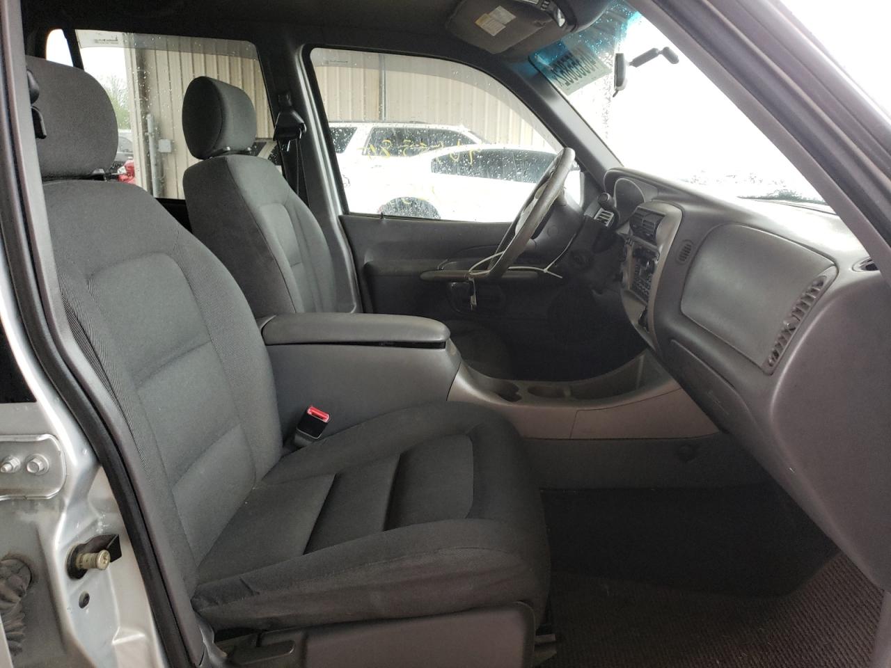 Photo 5 from auction – 2002 FORD EXPLORER S with VIN 1FMZU77E42UA96809