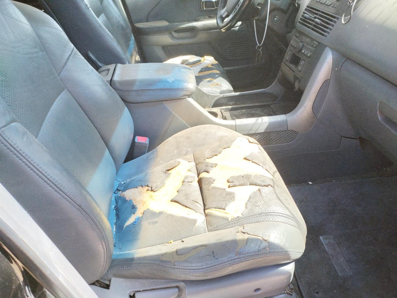 Photo 9 from auction – 2004 HONDA PILOT EXL with VIN 5FNYF185X4B000487