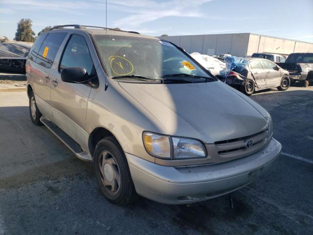 TOYOTA SIENNA LE 2000 with VIN 4T3ZF13C3YU224534 - Photo from auction
