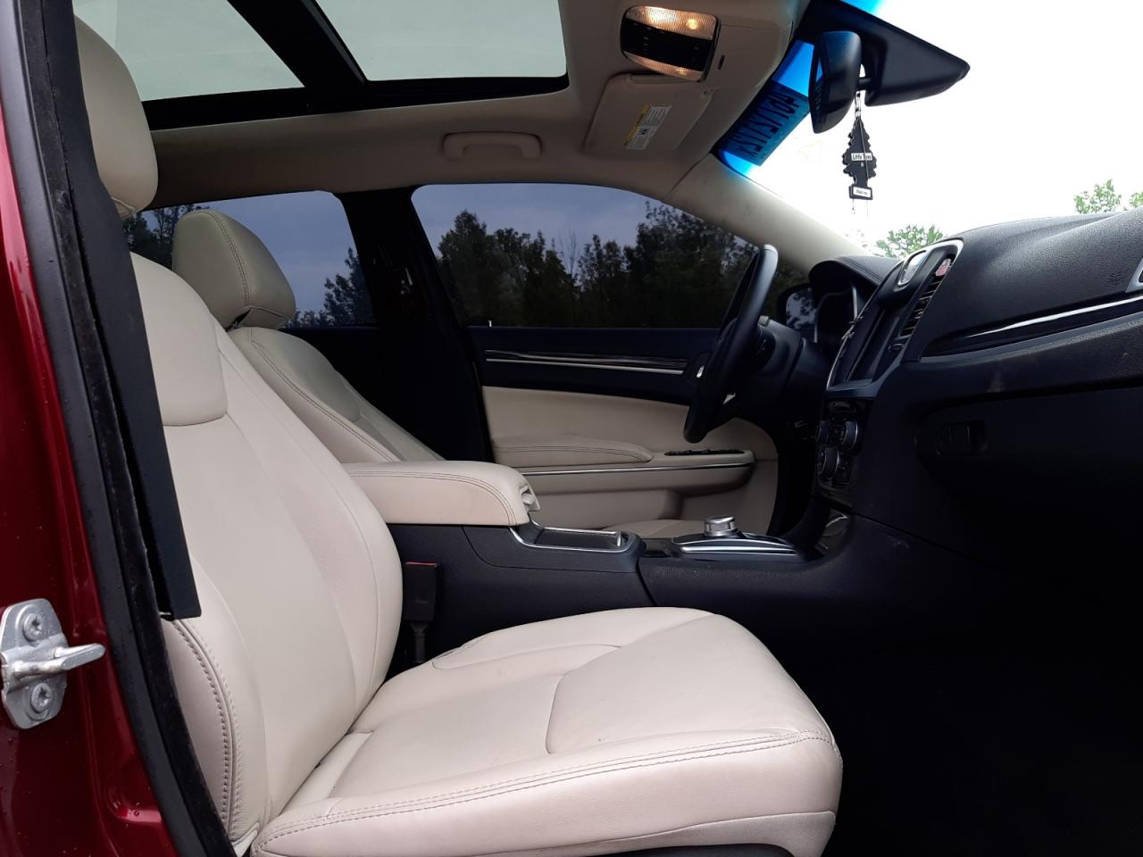 Photo 5 from auction – 2016 CHRYSLER 300 LIMITE with VIN 2C3CCARGXGH296620