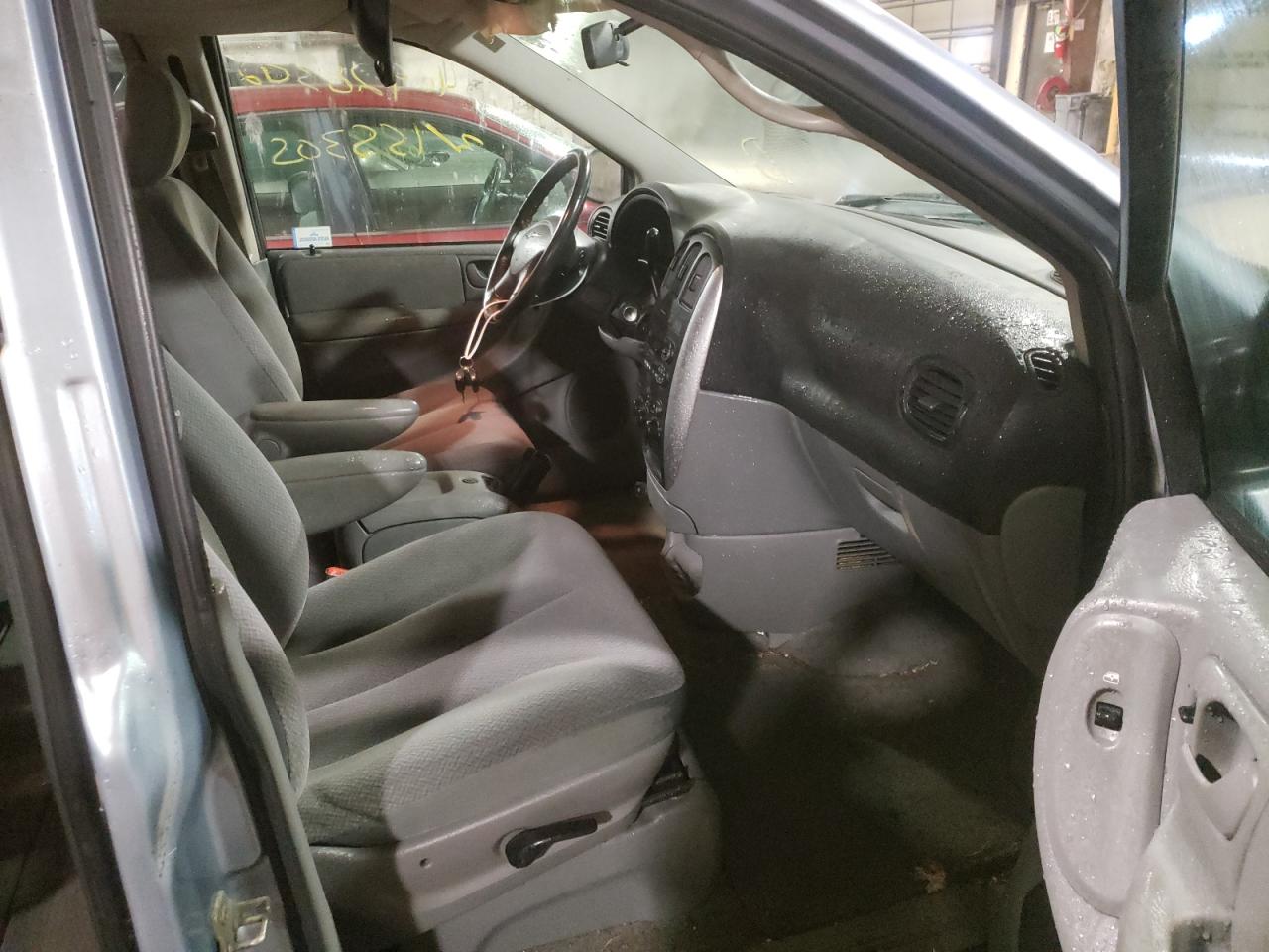 Photo 5 from auction – 2005 CHRYSLER TOWN & COU with VIN 2C4GP54L65R314079