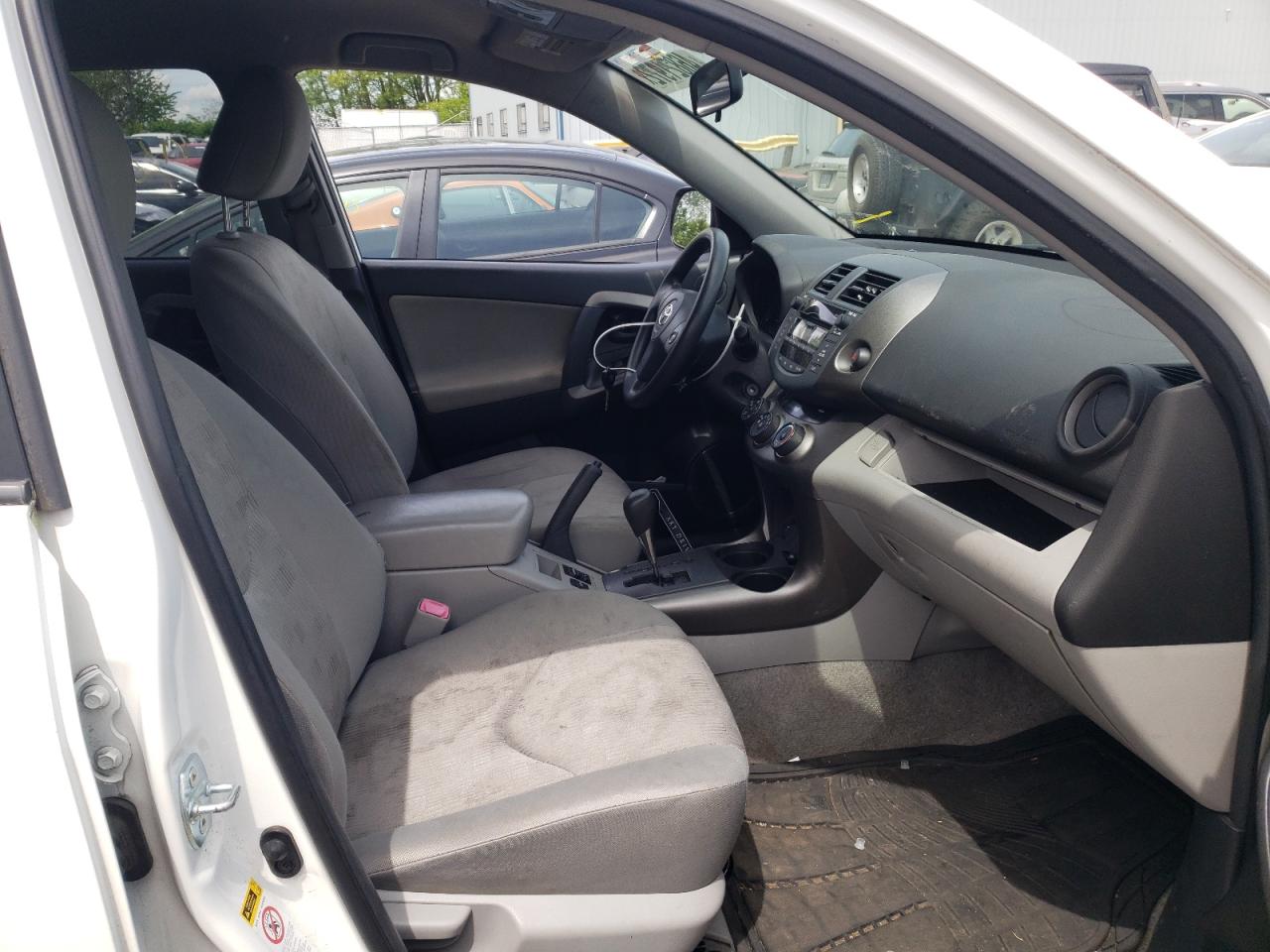 Photo 5 from auction – 2010 TOYOTA RAV4 with VIN JTMBF4DV4AD034134