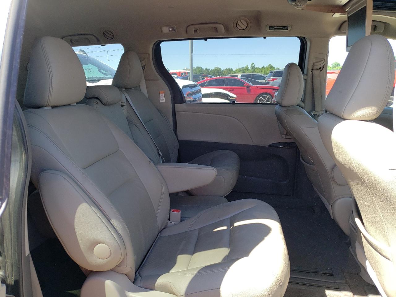Photo 18 from auction – 2015 TOYOTA SIENNA XLE with VIN 5TDYK3DC7FS545735