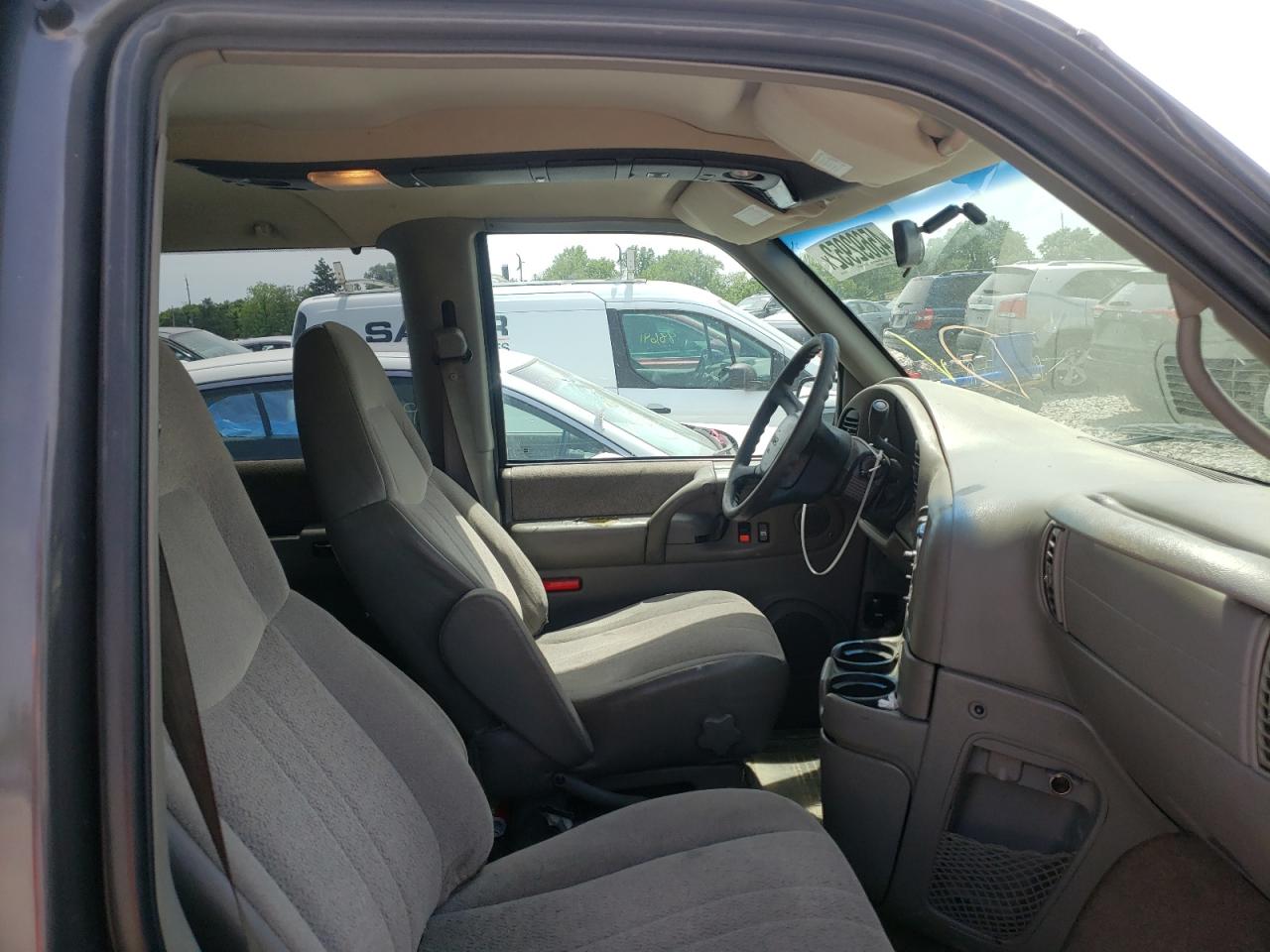Photo 5 from auction – 2002 GMC SAFARI XT with VIN 1GKDM19X72B502799