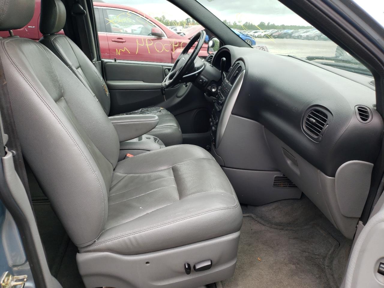 Photo 5 from auction – 2005 CHRYSLER TOWN & COU with VIN 2C8GP54L95R164192