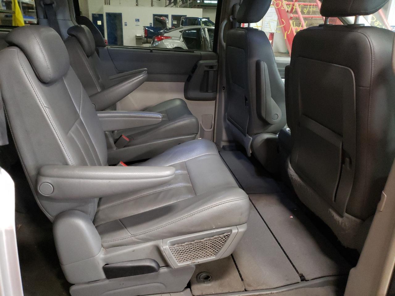 Photo 6 from auction – 2008 CHRYSLER TOWN & COU with VIN 2A8HR54P98R822142