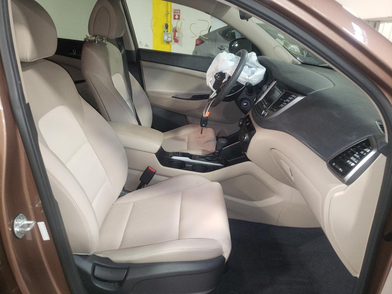Photo 5 from auction – 2017 HYUNDAI TUCSON LIM with VIN KM8J3CA24HU577949