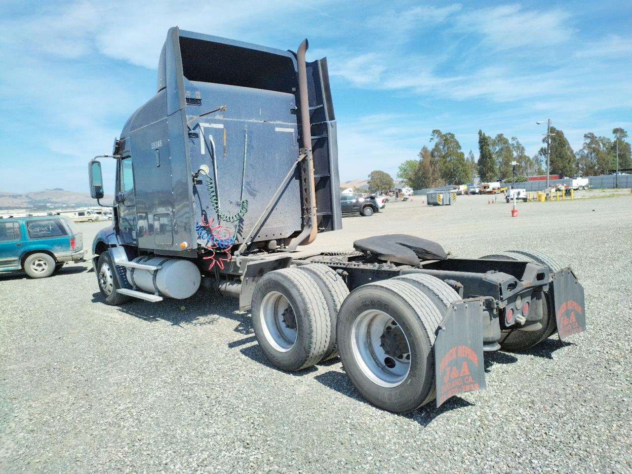 Photo 3 from auction – 2008 FREIGHTLINER COLUMBIA 1 with VIN 1FUJF0CV68LAC2497