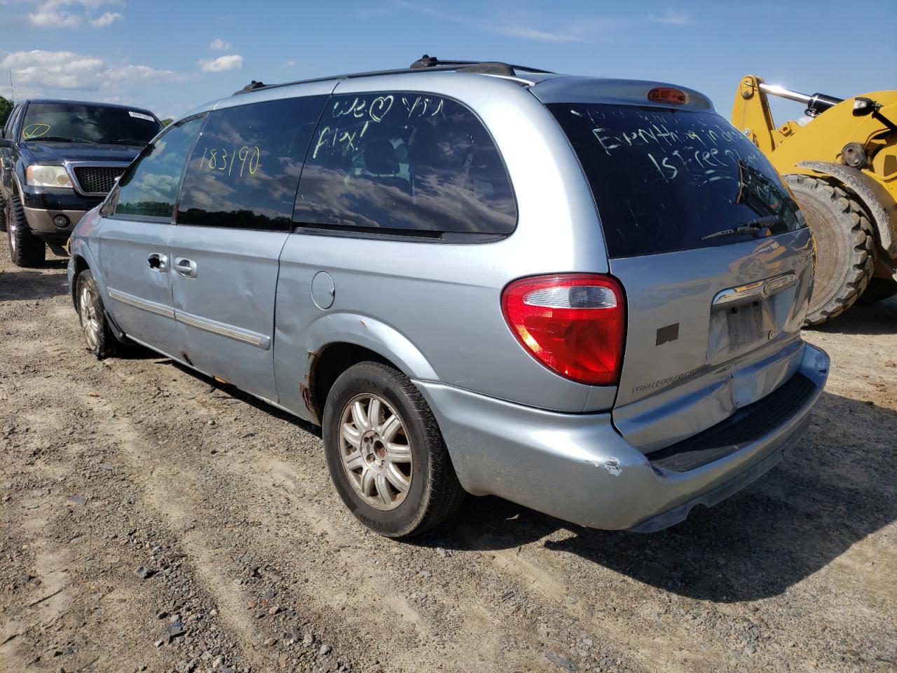 Photo 3 from auction – 2005 CHRYSLER TOWN & COU with VIN 2C4GP54L65R370278