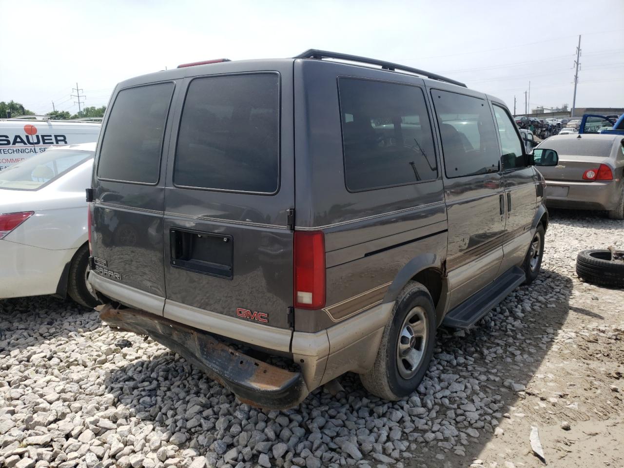 Photo 4 from auction – 2002 GMC SAFARI XT with VIN 1GKDM19X72B502799