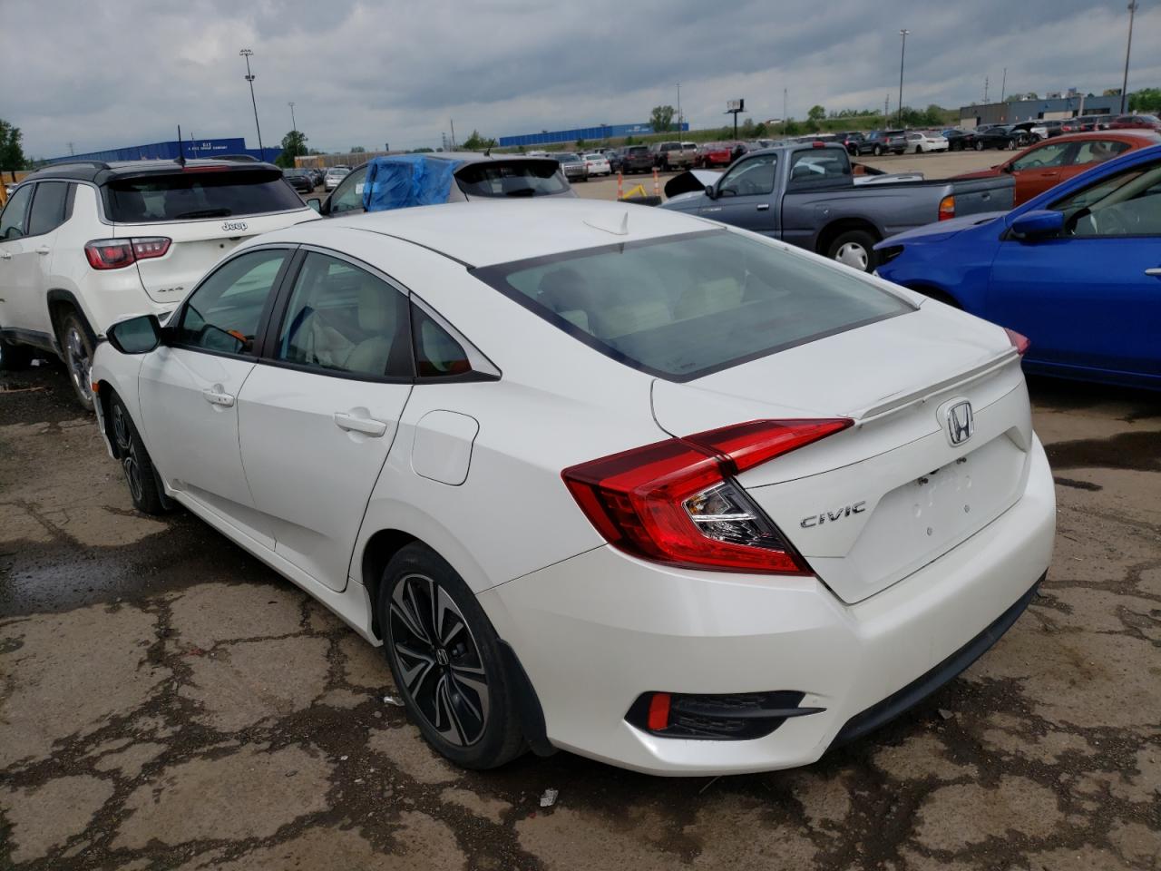 Photo 15 from auction – 2016 HONDA CIVIC EXL with VIN 19XFC1F73GE003407