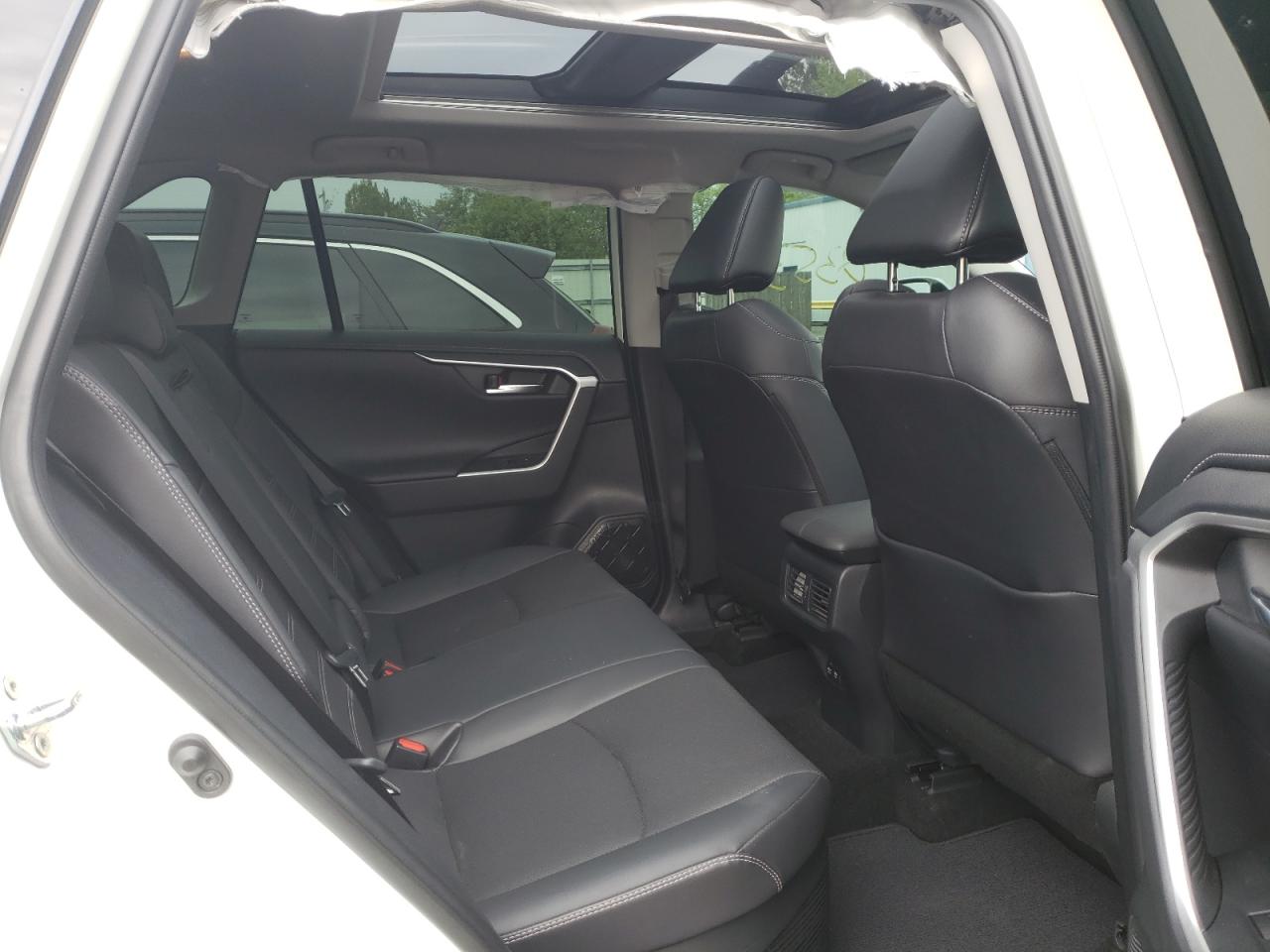 Photo 6 from auction – 2020 TOYOTA RAV4 LIMIT with VIN 4T3DWRFV8LU004983